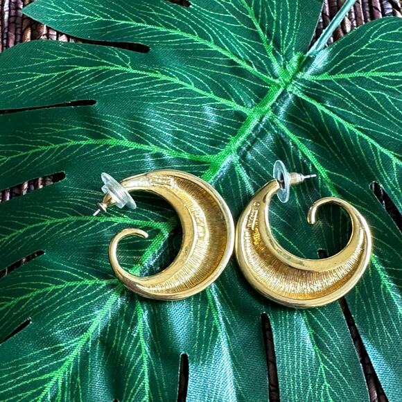 BOGO FREE MONET ENAMEL EARRINGS SWIRLS CREAM - Picture 5 of 6